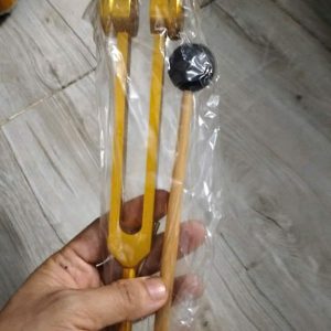 THANH GÕ RUNG TRONG BỘ LÔNG CÔNG